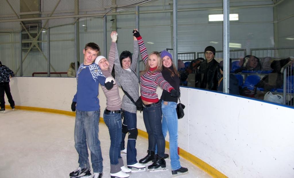 Со студентами гр. Ю-094 на ледовом катке (12 декабря 2010 г.)